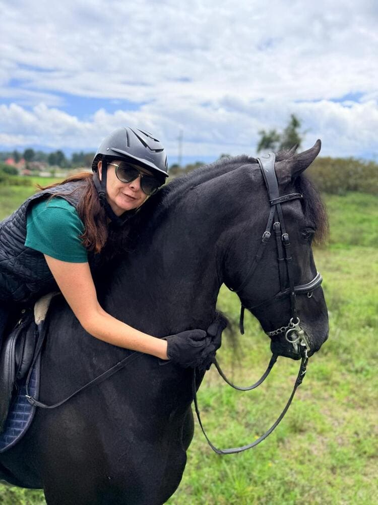 Lucy abrazando el cuello de su caballo durante un paseo en Valle de Bravo